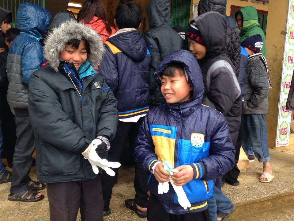 Các em học sinh bán trú Sàng Ma Sáo (huyện Bát Xát, tỉnh Lào Cai) nhận được áo, ủng và găng tay từ Quỹ Trò nghèo vùng cao - Ảnh chụp từ Facebook