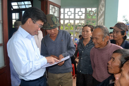 Ông Võ Văn Thưởng (áo xanh, bên trái) khi còn là bí thư tỉnh Quảng Ngãi vẫn trực tiếp tiếp nhận và giải quyết bức xúc của ngưởi dân địa phương - Ảnh: Hiển Cừ