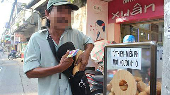Người Sài Gòn hào hiệp với những thùng bánh mì miễn phí - Ảnh:Xuân Phương
