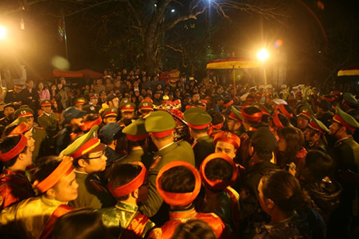 Dù lực lượng công an bố trí nhiều vòng bảo vệ vẫn không ngăn được dòng người tràn vào cướp ấn tại lễ khai ấn Đền Trần Nam Định đêm 21.2 - Ảnh: Văn Đông