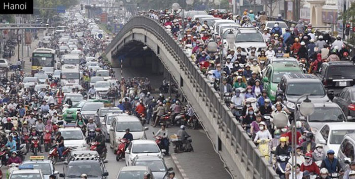 Đổi mới kinh tế đã đem lại sắc diện mới cho thủ đô Hà Nội - Ảnh: AFP
