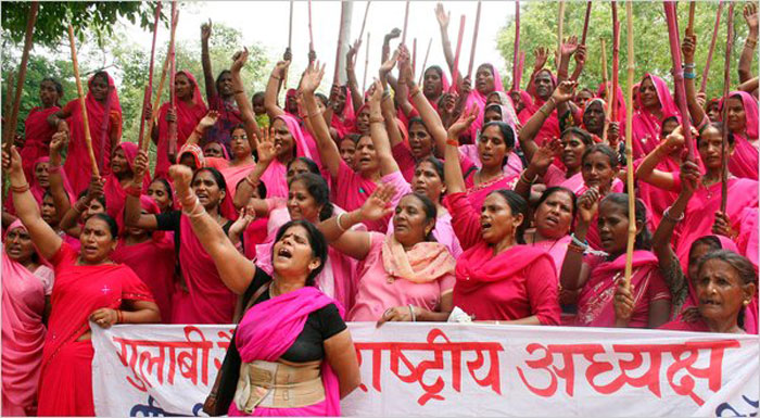 Các thành viên Gulabi Gang trong một cuộc biểu tình ở Allahabad tháng 7.2010 - Ảnh: Reuters