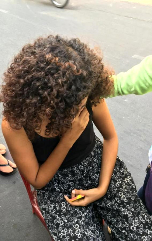 Một nữ du khách nước ngoài bị giật túi xách (ở quận 1, TP.HCM) sợ đến ngất xỉu - Ảnh: Đỗ Trâm