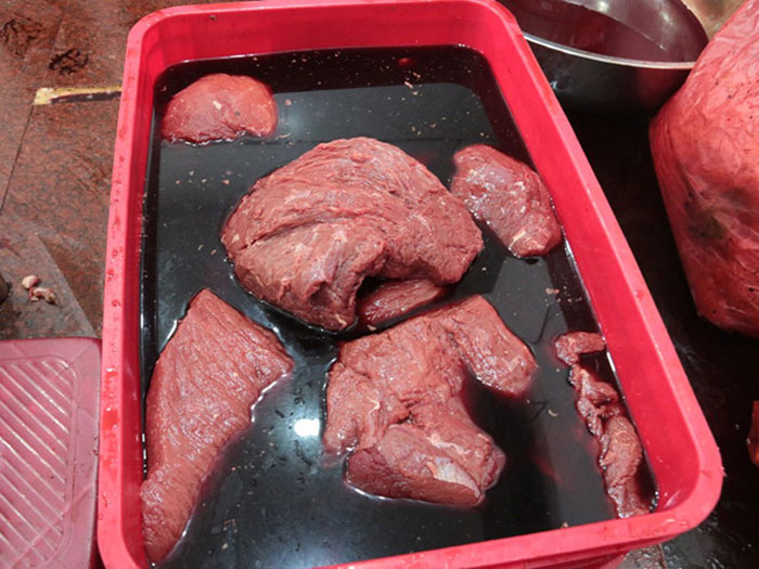 Người ta sẵn sàng dùng hóa chất độc hại để 'biến' thịt heo nái thành thịt bò nhằm trục lợi - Ảnh: Mã Phong