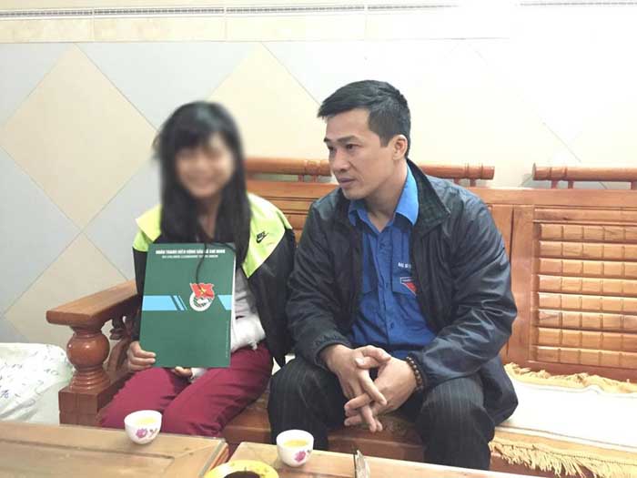 Anh Vũ Minh Lý thăm hỏi, động viên em Nguyễn Thị T.