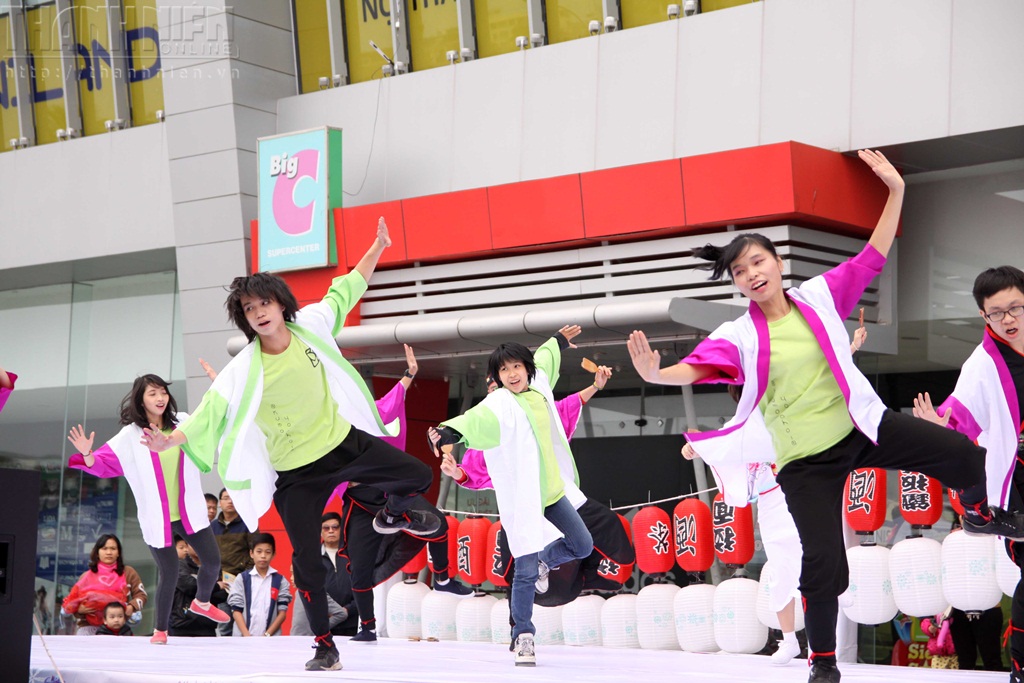 Múa Yosakoi tại lễ hội - Ảnh: Phạm Dự