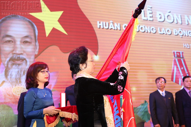 Phó chủ tịch nước Nguyễn Thị Doan thay mặt lãnh đạo Đảng, Nhà nước gắn Huân chương lên cờ truyền thống của Báo và trao Huân chương Lao động hạng Nhất lần thứ 2 cho Báo Thanh Niên