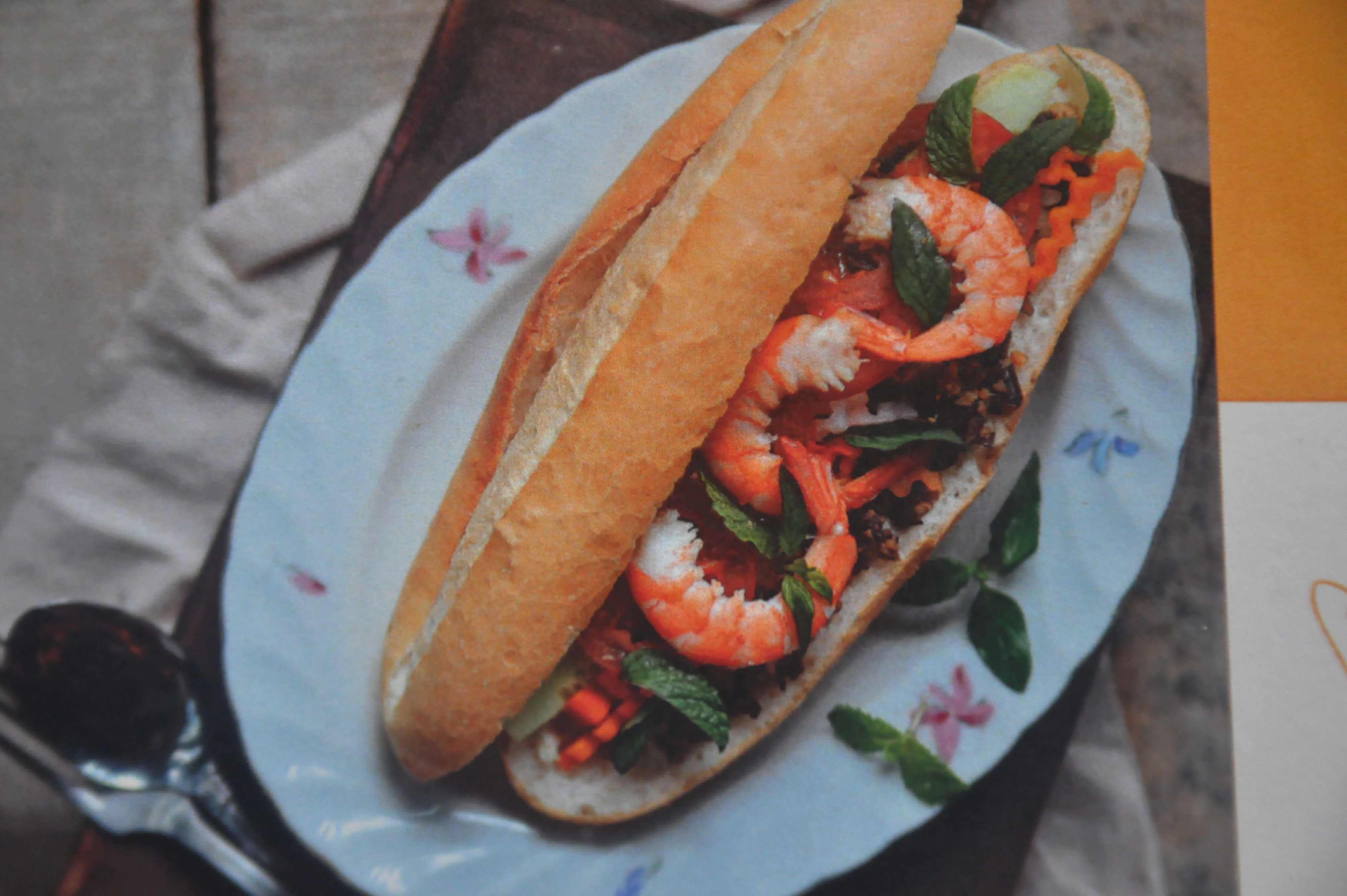 Bánh mì sa tế tôm, một món ăn do Cường sáng chế - Ảnh: Thúy Hằng