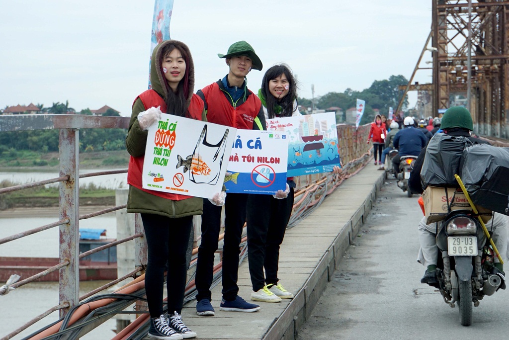 Nhóm các bạn trẻ kêu gọi thả cá, đừng thả túi nilon trên cầu Long Biên sáng 23 tháng Chạp