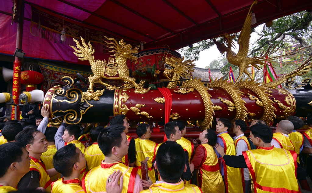 Quả pháo khổng lồ được rước tại lễ hội làng Đồng Kỵ
