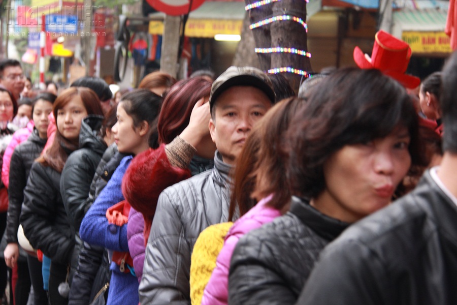 Người dân nôn nóng xếp hàng mua vàng trên phố Trần Nhân Tông 