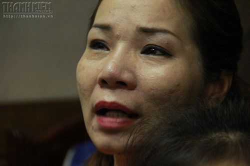 Chị Tạ Thị Thu Trang không thể cầm được nước mắt khi nhắc đến bố mẹ và câu chuyện mình được trao nhầm ở nhà hộ sinh - Ảnh: Lê Nam