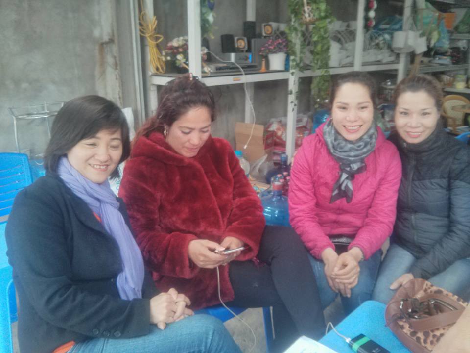 Chị Tạ Thị Thu Trang (bìa phải) và chị Đặng Thị Ngọ (thứ 3 từ trái sang) có khuôn mặt rất giống nhau - Ảnh gia đình cung cấp