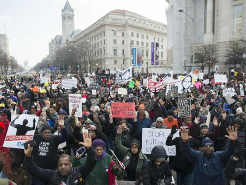 Hàng ngàn người biểu tình ở thủ đô Washington D.C - Ảnh: AFP