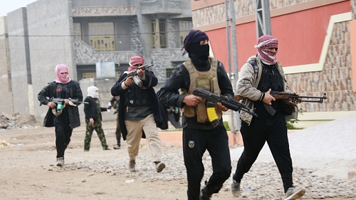 Các chiến binh IS tuần tra thành phố Falluja phía tây Baghdad, Iraq - Ảnh: Reuters
