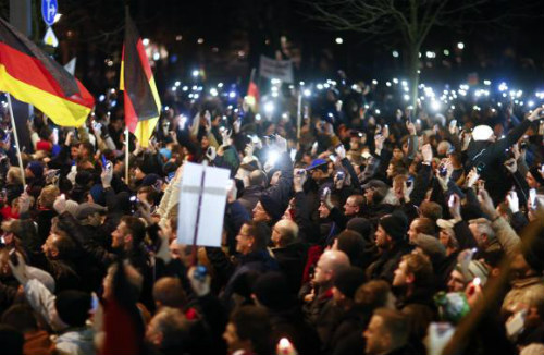  Những người tham gia biểu tình ở thành phố Dresden, thủ phủ bang Sachse, miền đông Đức - Ảnh:Reuters