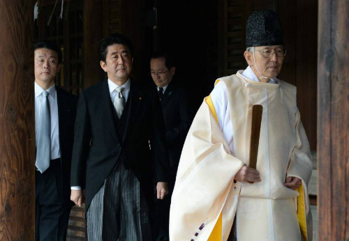  Thủ tướng Shinzo Abe đến thăm đền Yasukuni ngày 26.12.2013 - Ảnh: AFP