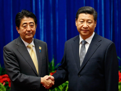 Thủ tướng Nhật Bản Shinzo Abe và Chủ tịch Trung Quốc Tập Cận Bình - Ảnh: Reuters