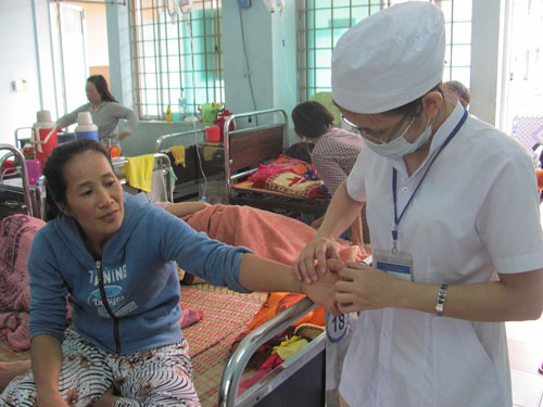 Chị Đào Thị Thừa (45 tuổi, ở phường Nhơn Phú, TP Quy Nhơn) bị rắn lục đuôi đỏ cắn ở tay trái sáng 13.12, đang điều trị tại khoa Nội Tổng hợp - Ảnh: Tâm Ngọc