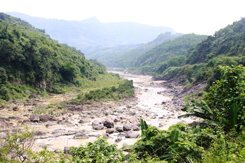 Một đoạn sông Đakrông mùa cạn nước, con sông dự kiến sẽ “gánh” thêm Nhà máy thủy điện Đakrông 4 nếu không bị UBND tỉnh “khai tử” - Ảnh: Nguyễn Phúc