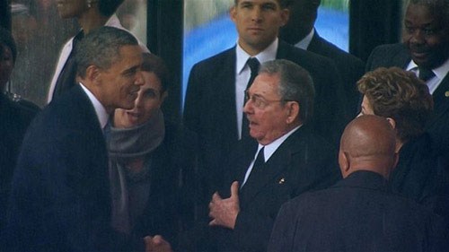 Tổng thống Mỹ tiến đến bắt tay lãnh đạo Cuba trong lễ tang Nelson Mandela - Ảnh: Reuters