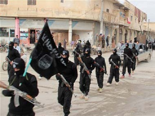 Các chiến binh IS diễu hành trên đường phố Iraq - Ảnh: Reuters