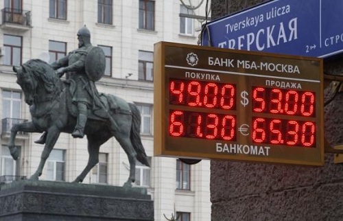 Bảng giá dầu trượt dốc ở Moscow, Nga hồi 9.12 - Ảnh: Reuters