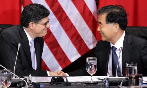  Bộ trưởng Bộ Tài chính Mỹ, ông Jack Lew và Phó Chủ tịch Trung Quốc, ông Uông Dương - Ảnh: Reuters