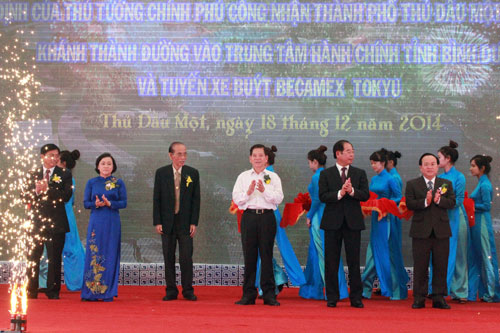 Nguyên Chủ tịch nước Nguyễn Minh Triết (áo trắng) cắt băng khánh thành
