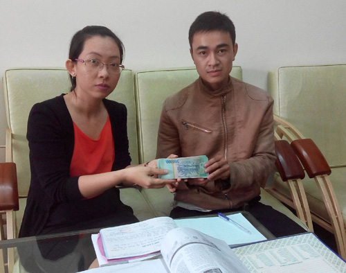  Đại diện Công ty TNHH SX Duy Lợi (phải) trao tiền giúp những hoàn cảnh ngặt nghèo - Ảnh: Bùi Chiến