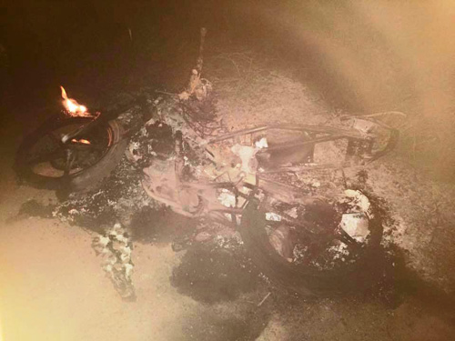 Nạn nhân thiệt mạng và chiếc xe bị đốt cháy - 2