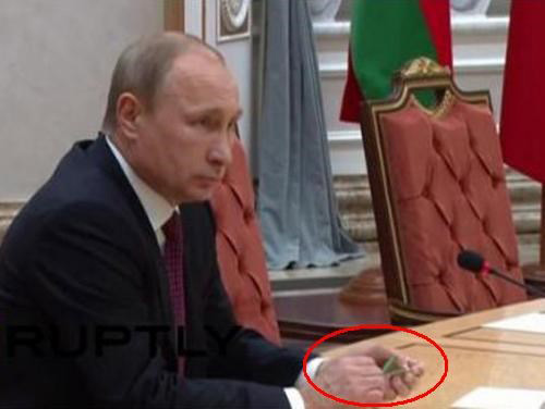 Hình ảnh được cho là Tổng thống Putin cầm 2 đoạn bút chì sau khi bẻ gãy - Ảnh: Chụp lại từ Twitter 