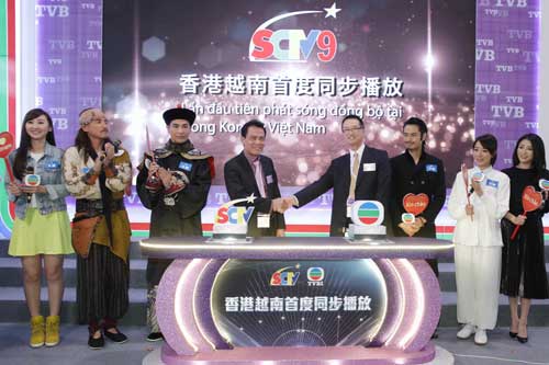 Tổng giám đốc SCTV Trần Văn Úy (thứ tư từ trái qua) tại buổi ký kết với TVB - Ảnh: T.L 