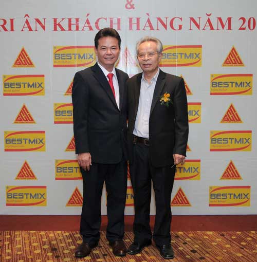Ông Thái Duy Hùng (người đứng bên trái) Phó Tổng Giám Đốc THACO Trường Hải một trong những đối tác chiến lược của BESTMIX - Nguồn: BESTMIX