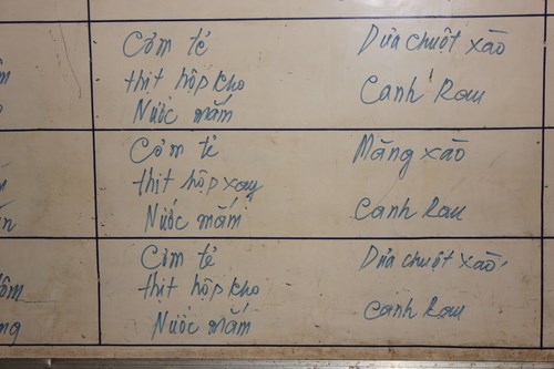 Không có thịt tươi, nên bộ đội Trường Sa phải chế biến thịt hộp thành nhiều món như: Luộc, kho, xào...để đảm bảo nuốt được, có dinh dưỡng hằng ngày - Ảnh: Mai Thanh Hải