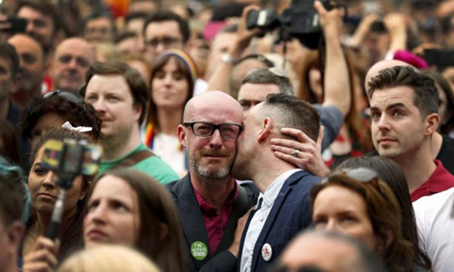Những người ủng hộ hôn nhân đồng tính ở Ireland tập trung bên ngoài lâu đài Dublin, nơi kết quả cuộc bỏ phiếu được công bố - Ảnh: Reuters