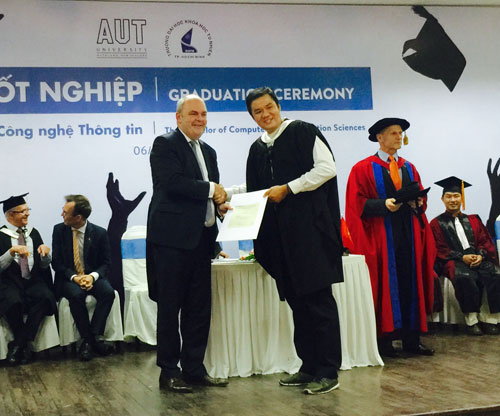 Bộ trưởng Giáo dục New Zealand trao bằng tốt nghiệp cho sinh viên VN