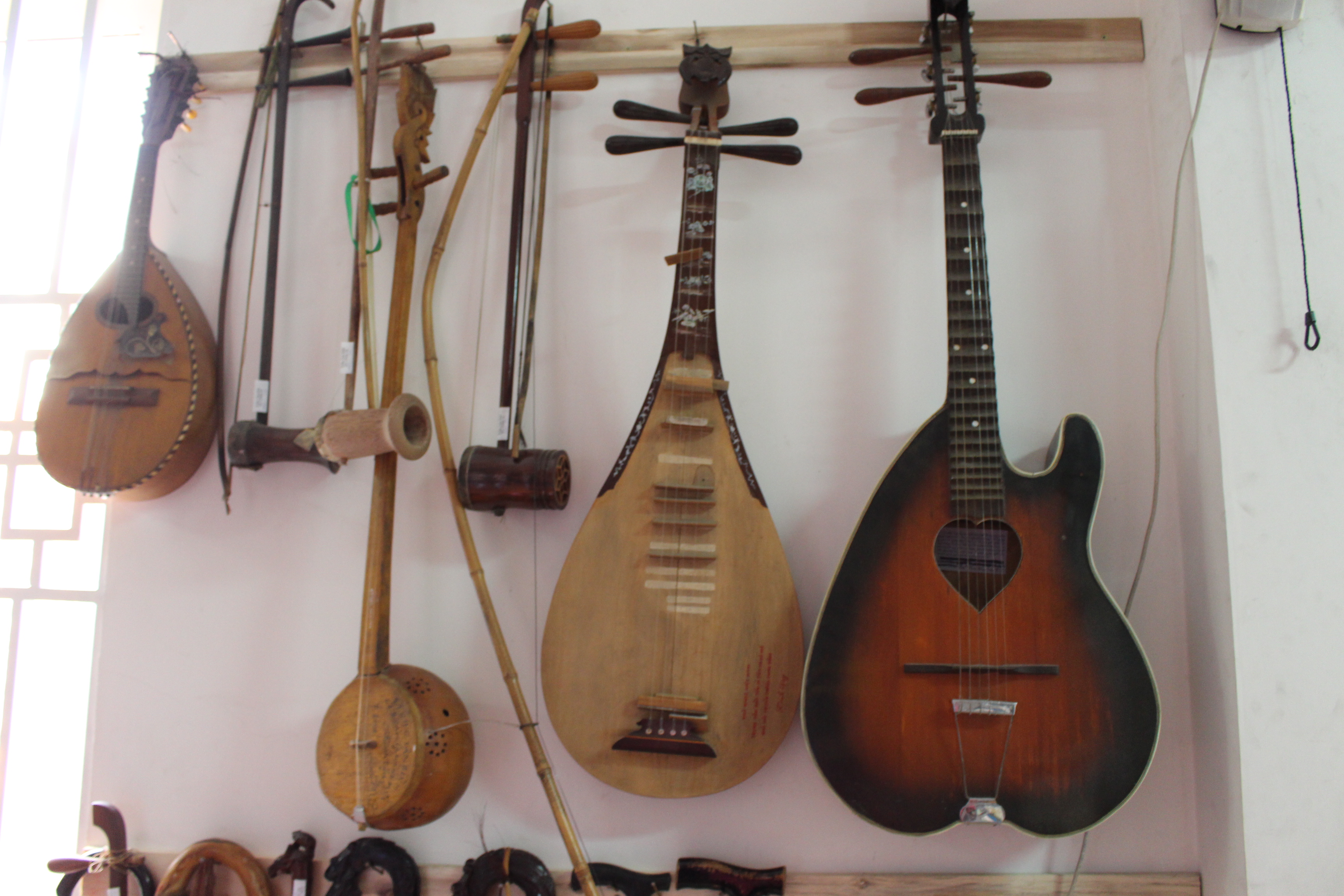 Những cây đàn, dụng cụ âm nhạc là những báu vật mà giáo sư gắn kết cả đời và dành tâm huyết để nghiên - 2