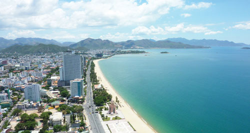 Thành phố và vịnh Nha Trang - Ảnh: T.L