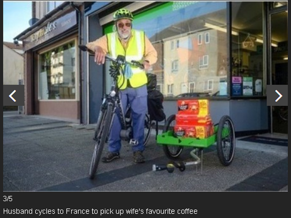 Ông David Pedlow và số cà phê mua được ở Pháp - Ảnh chụp màn hình báo Bath Chronicle