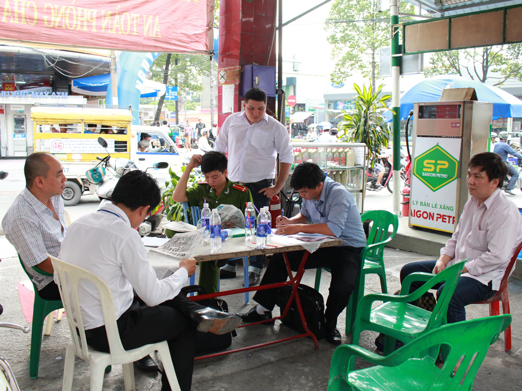 Đoàn kiểm tra liên ngành đang làm việc với cây xăng Trần Thiên vào chiều 21.9 - Ảnh: Tiến Nguyên