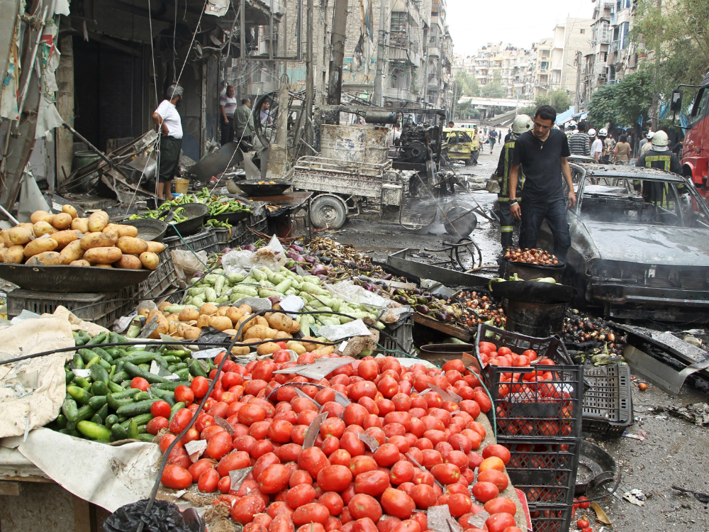 Đường phố Syria sau một trận không kích - Ảnh : Reuters