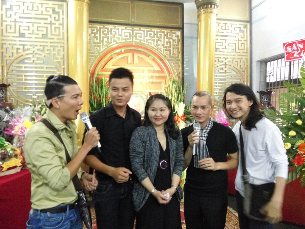 Nhóm nghệ sĩ tuồng cổ của Nhà hát Trần Hữu Trang góp vui nhân ngày giỗ tổ tại Hội sân khấu TP.HCM - Ảnh: H.K