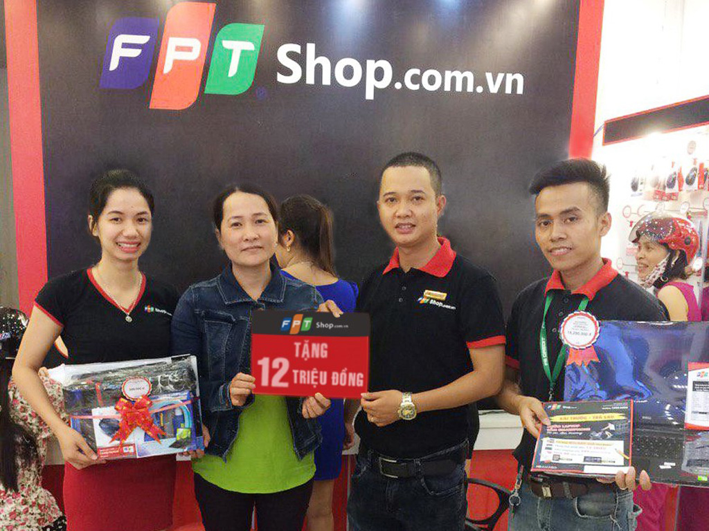 Được FPT Shop tặng 12 triệu đồng tiền mặt, chị Trương Thị Bông (Quảng Bình) đã mua được laptop Dell N5558 trị giá 15.290.000 đồng cho con gái với số tiền chỉ 3.290.000 đồng
