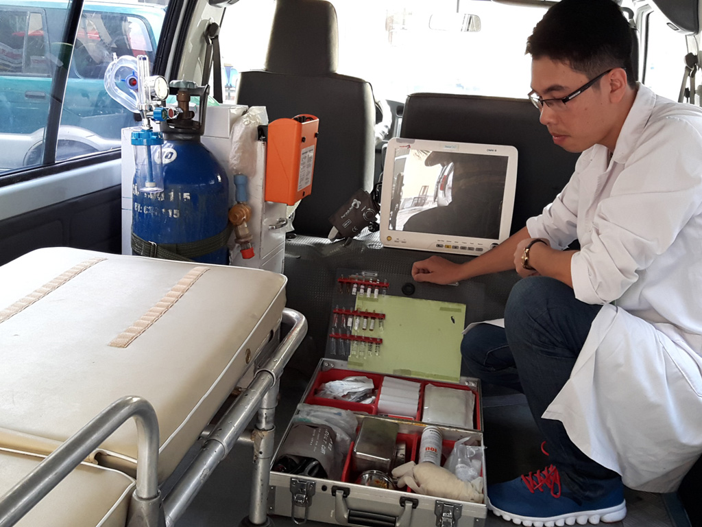 Y tá hành chính Trung tâm vận chuyển cấp cứu Quảng Ninh kiểm tra trang thiết bị và vật tư y tế trên xe cứu thương - Ảnh Linh Linh