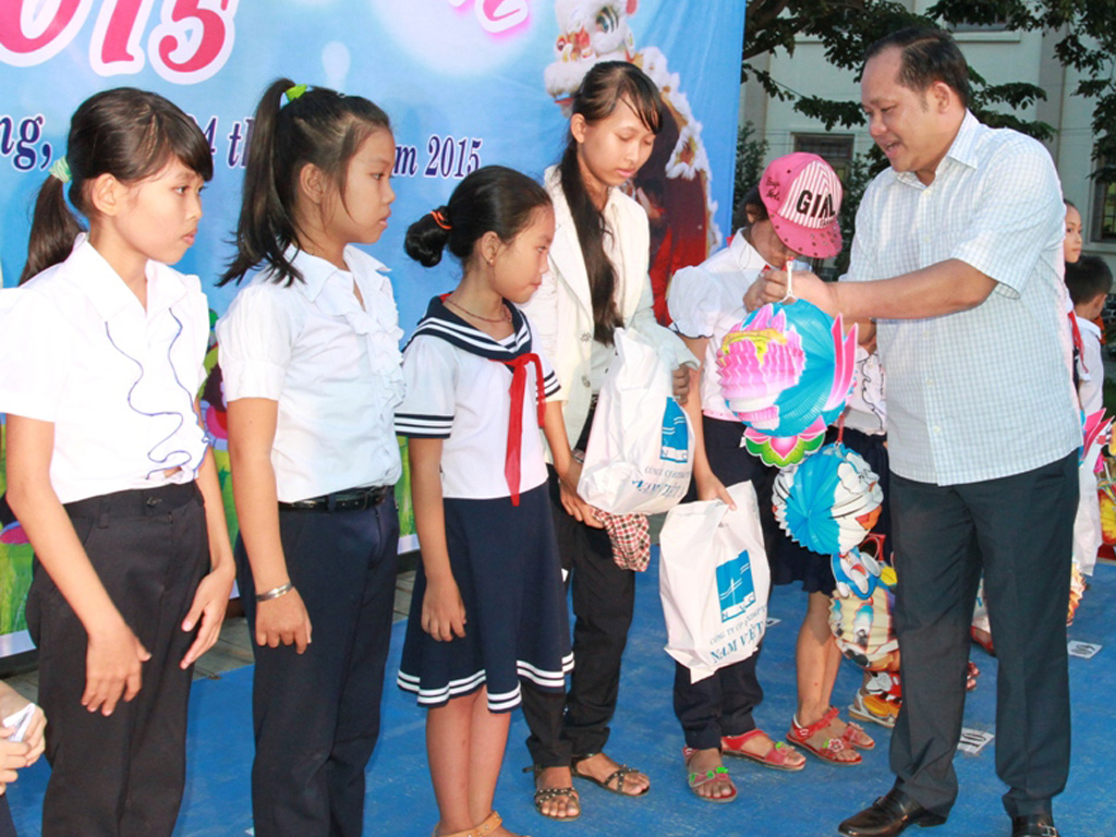 Đại diện Công ty Nam Việt Á tặng quà cho thiếu nhi huyện Hòa Vang - Ảnh: V.M