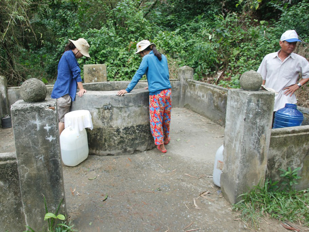 Người dân Tam Hải lấy nước tại giếng cổ - Ảnh: Hoàng Sơn
