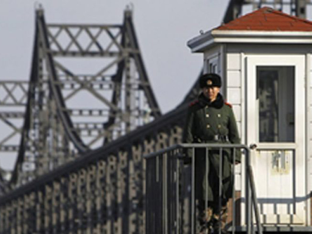 Lính Triều Tiên gác tại cửa khẩu trên cây cầu Hữu Nghị bắc qua sông Áp lục nối với Đan Đông, Trung Quốc - Ảnh: Reuters