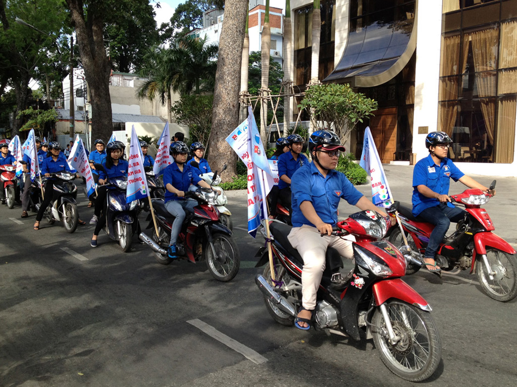 Diễu hành xe máy tuyên truyền người dân hãy đội mũ bảo hiểm đạt chuẩn