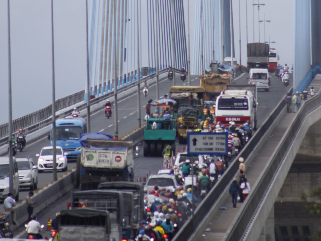 Cầu Mỹ Thuận kẹt xe nhiều giờ liền
